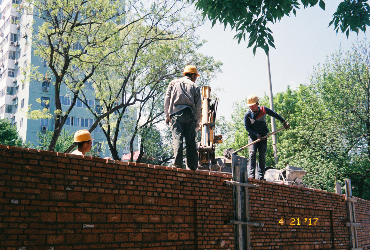 城市的道路间又竖起一堵高墙 br />
