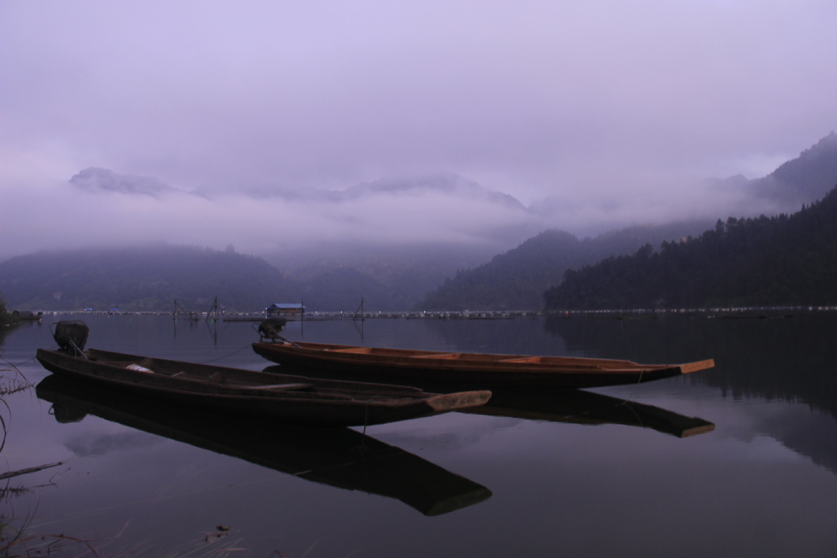 贵州三板溪湖畔美如画