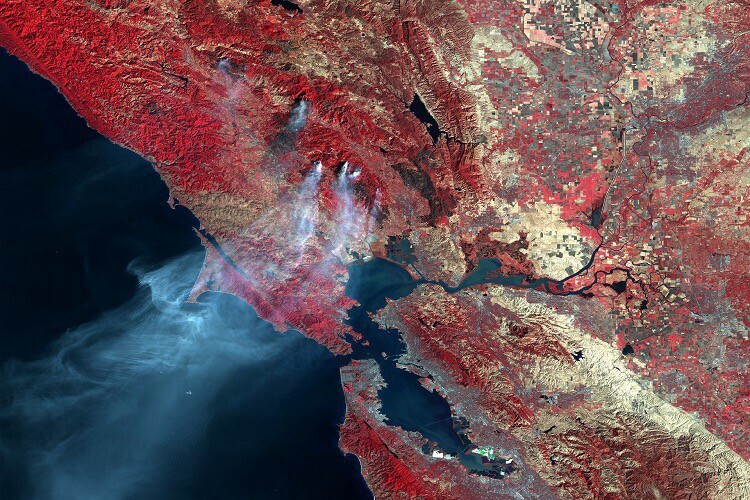 DMC卫星照片俯视美国北加州山火