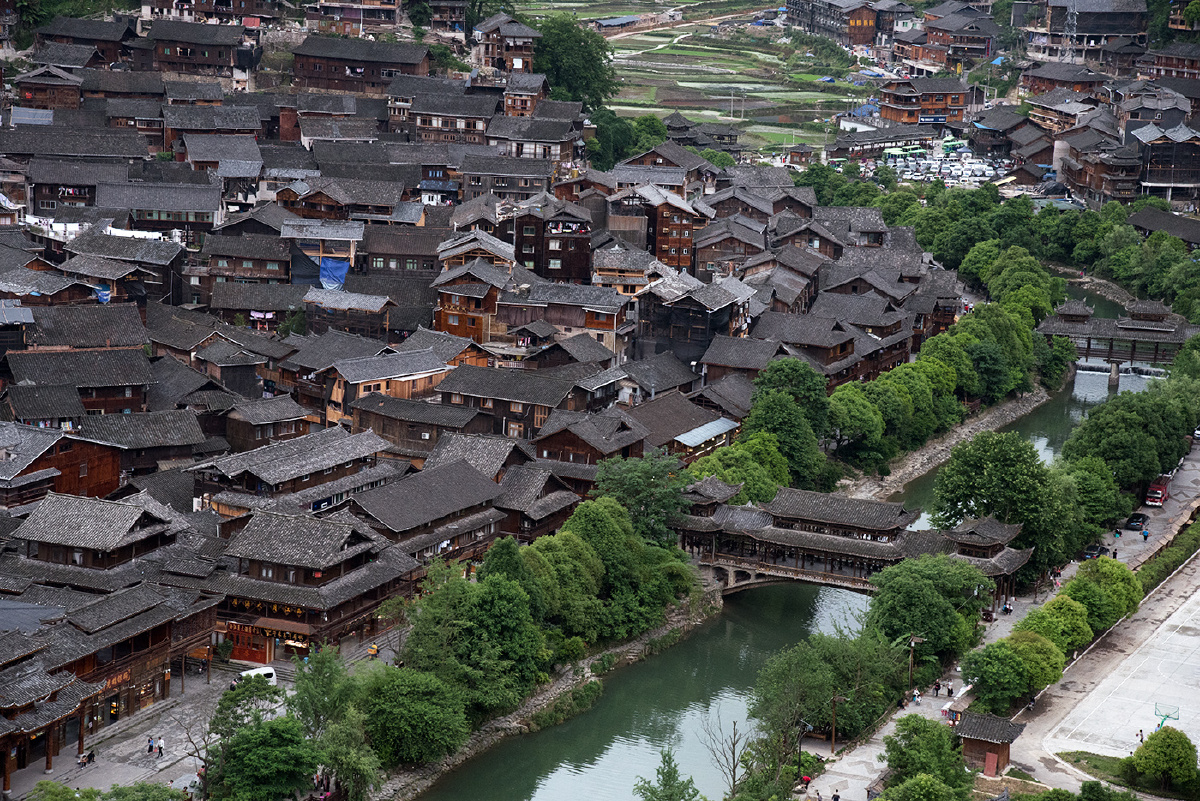 世界最大的苗寨西江千户苗寨位于贵州省雷山县东北部是南山风景名胜区