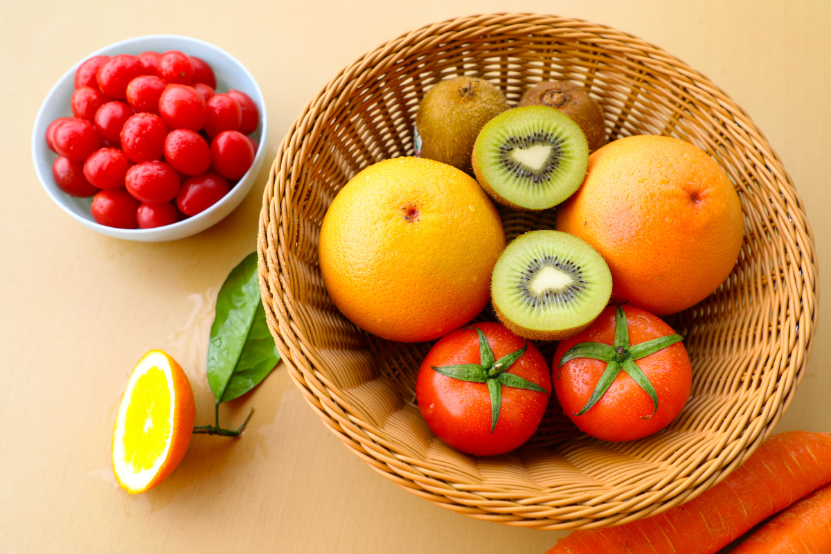 娇艳欲滴的新鲜水果篮