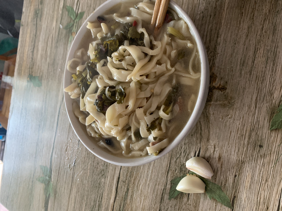 寻找淅川街头巷尾的特色美食淅川县解放路老石酸菜肉丝面