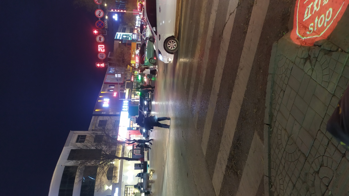 十字路口红绿灯旁行人车辆拥堵交警下班的路上是这个城市最喧闹的一刻