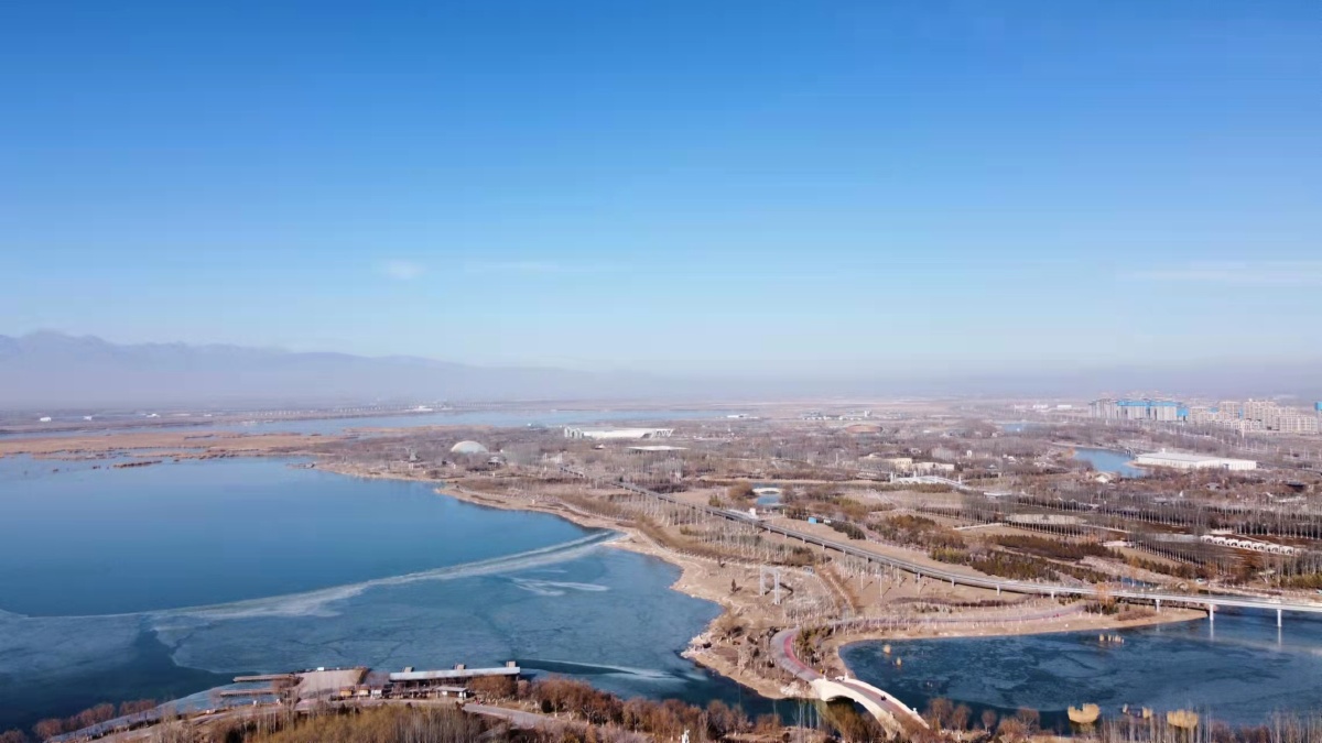 贺兰山下的阅海湖 - xoneone - 图虫