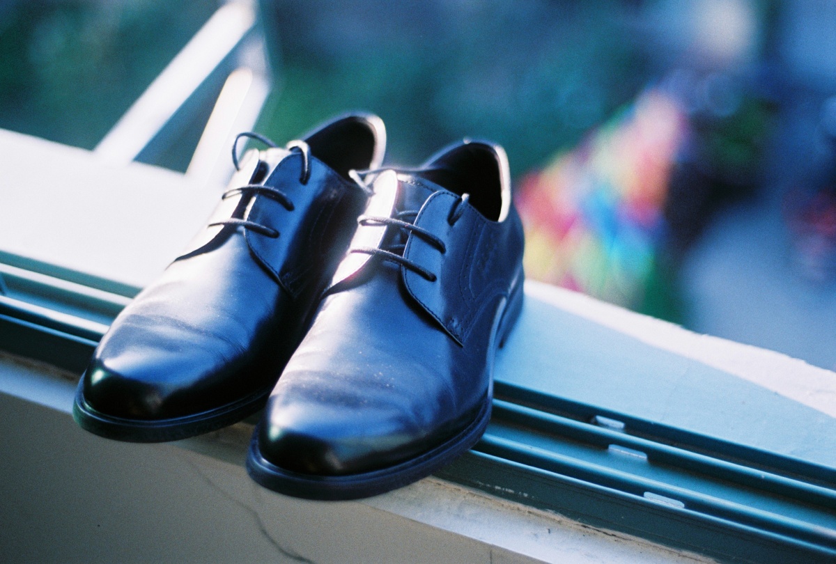 让新郎把皮鞋脱下拍的