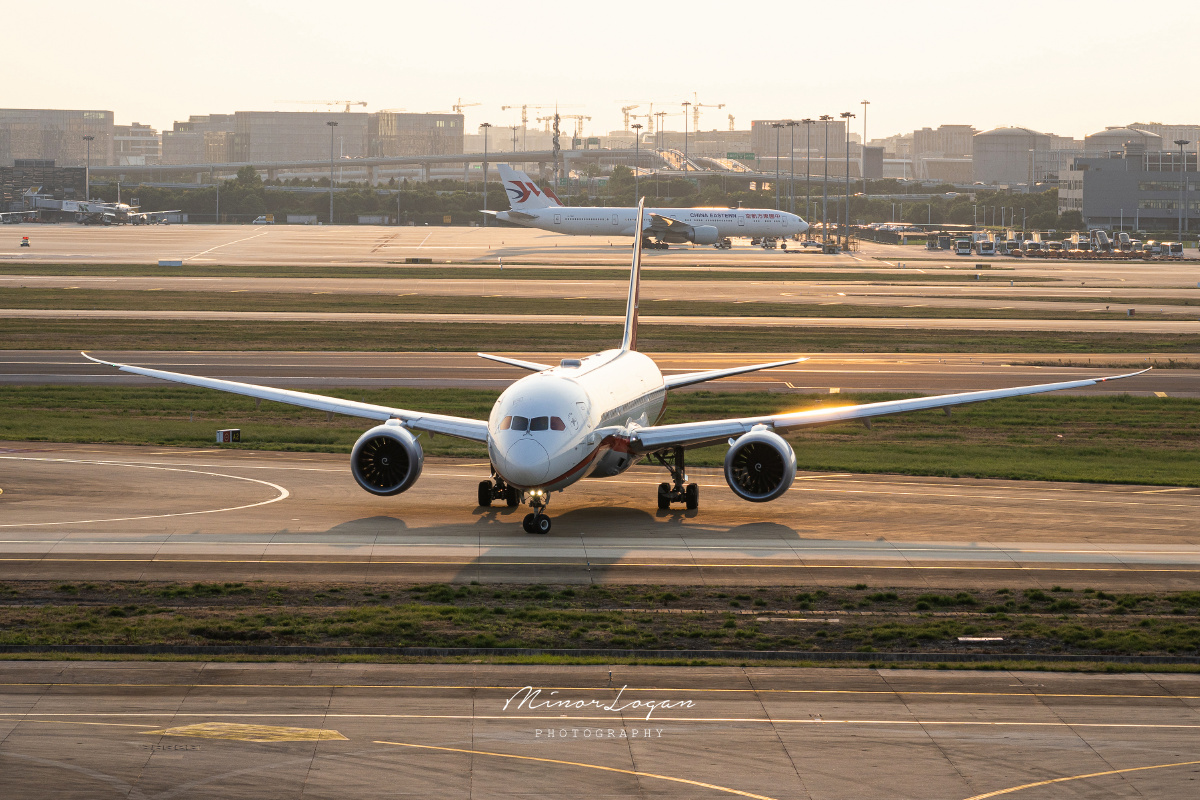 夕阳下的上海航空波音787-9飞机