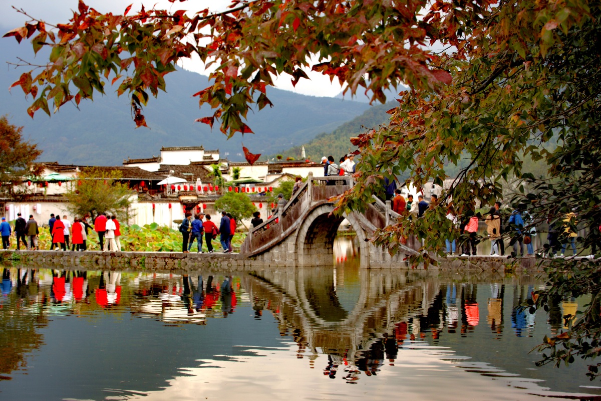 安徽黄山宏村秋染南湖