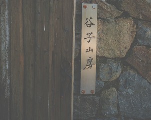 136890