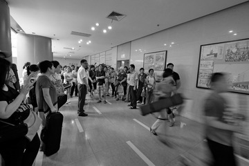 1.粗心考生忘带乐器，家长奔赴考场送琴