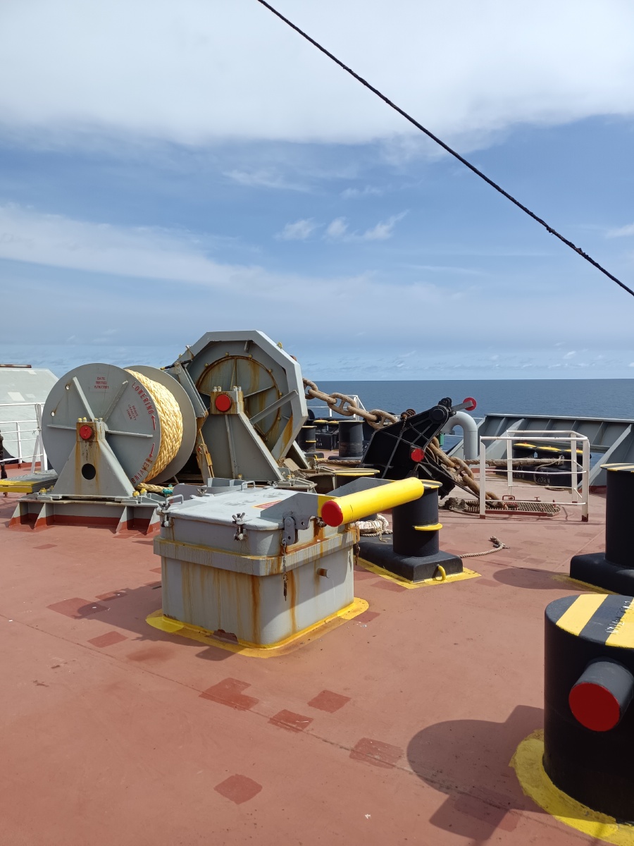 绞缆机和缆绳用于船舶停靠码头时将船舶栓系在码头上