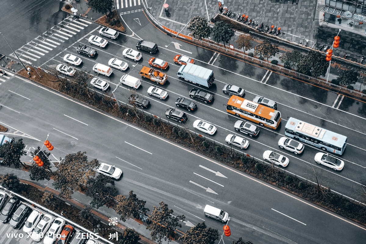 随便拍的第1085张等红绿灯的车