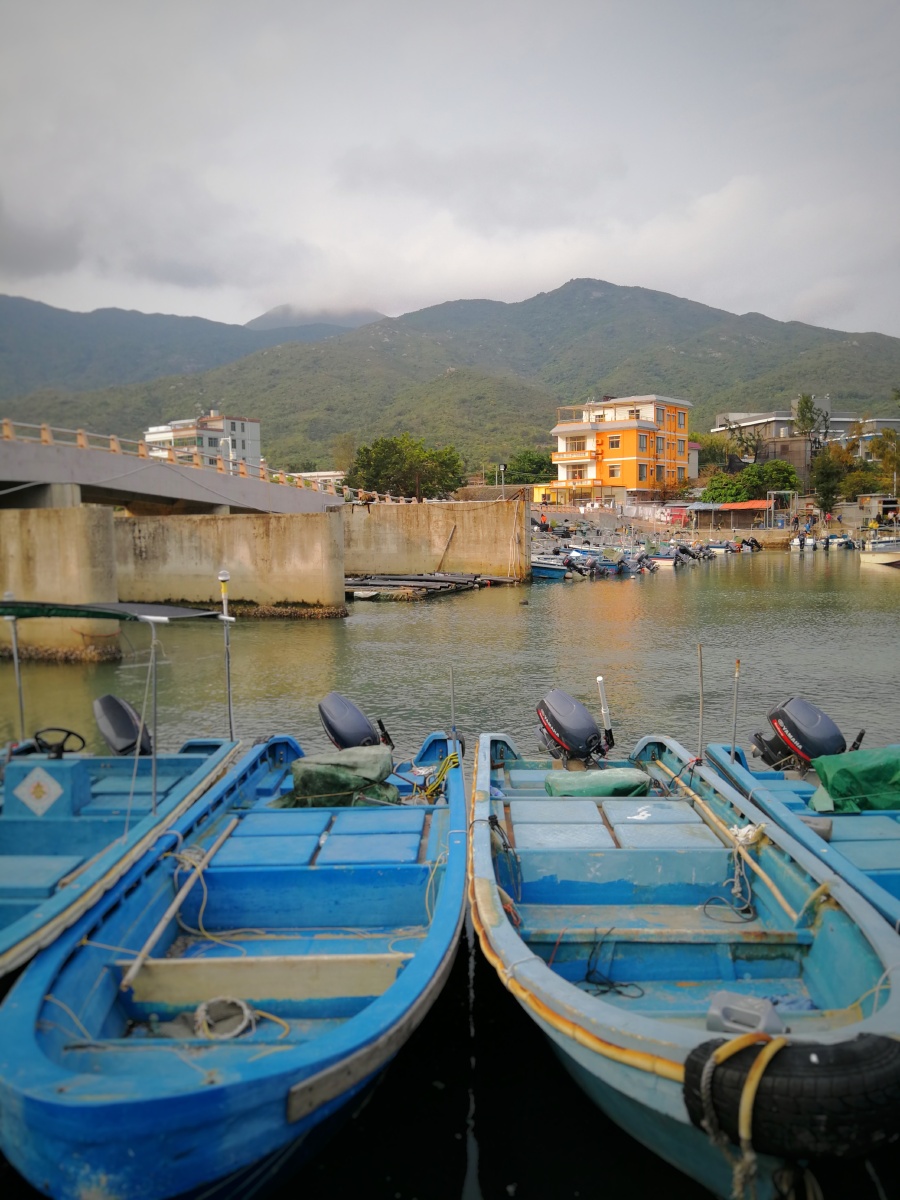 东涌码头的橙色民宿.