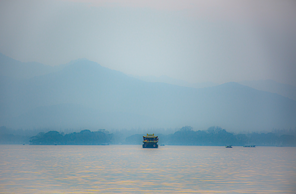 远山青黛近水粼粼