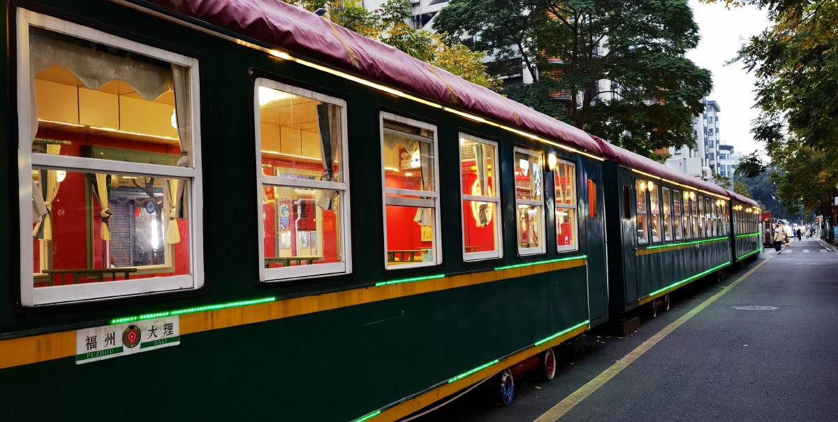 绿皮火车开进美食街(福州达明美食街一角) - 悠着点献图您说了算