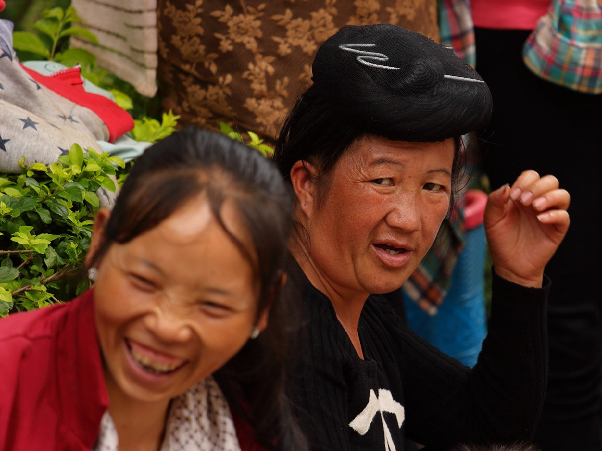 卖野生菌的云南少数民族妇女