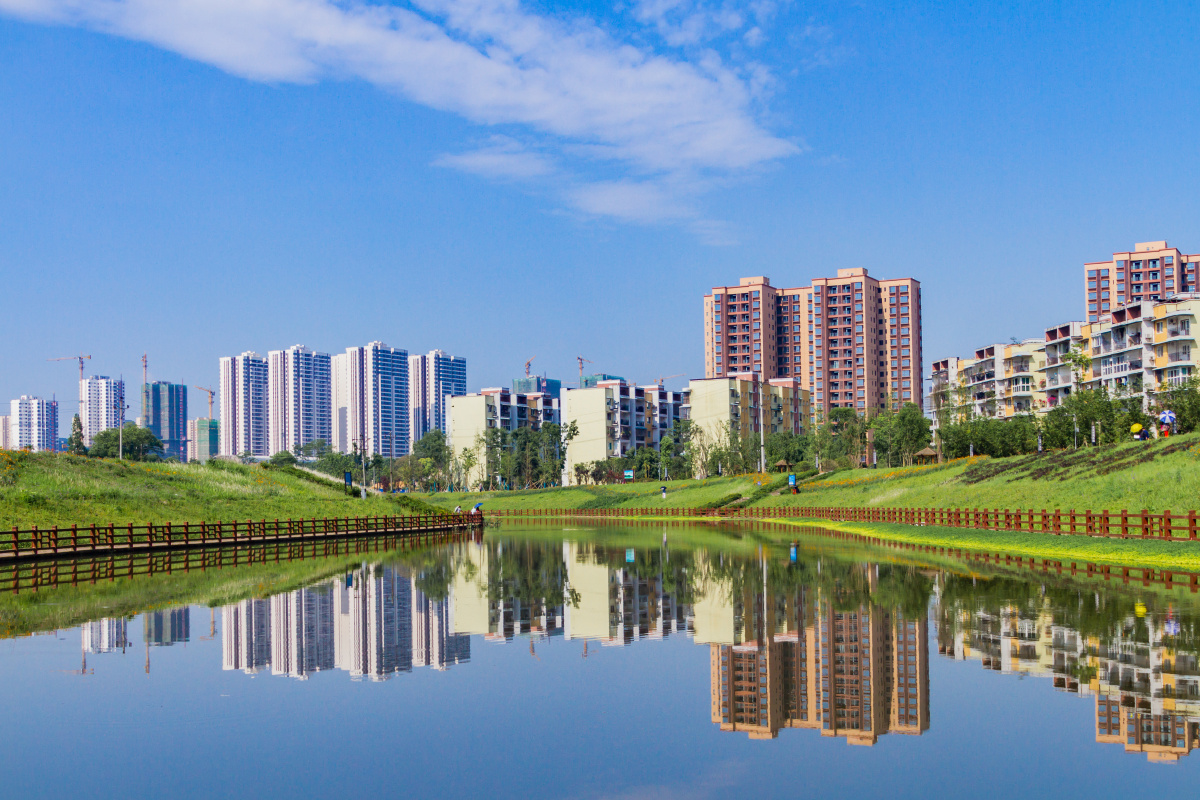 蓝天碧水映美景