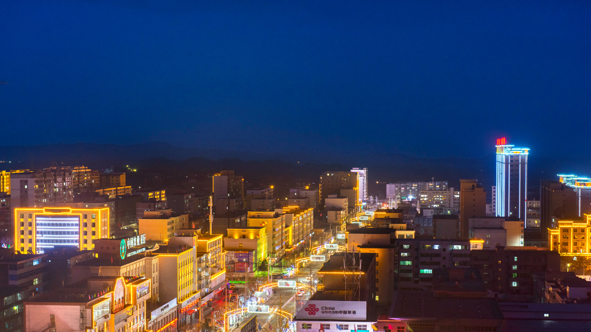 北方小县城的夜景