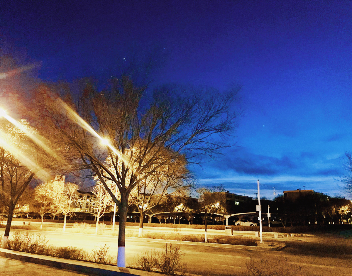 夜晚的灯光柔和夜色朦胧