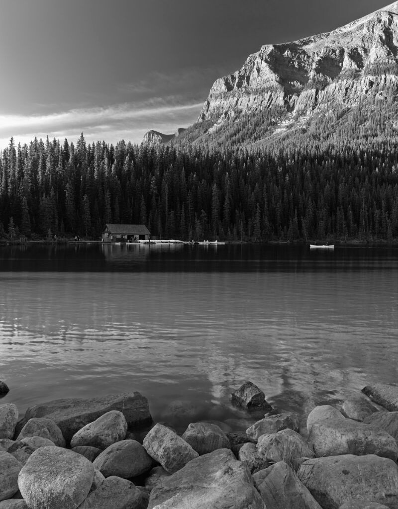 清晨,路易斯湖边, Banff <br />
Arca+飞思IQ160,罗顿斯德Hr40MM+暖调CPL.