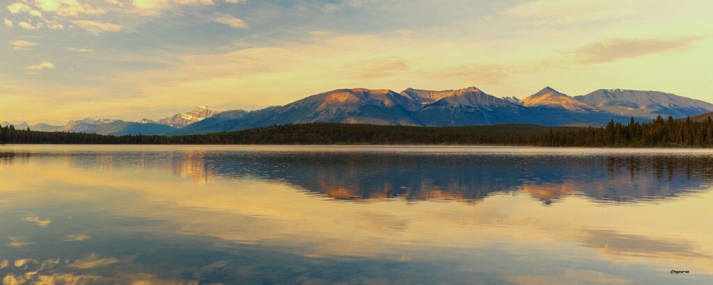 金字塔湖 Pyramid Lake, Jasper, AB<br />
ARCA+IQ160 罗顿斯德70mm,移动后背左中右三张拼接,加了暖调CPL增加饱和度,压暗天空,增加云彩细节。