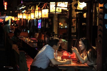 酒吧情侣（缩）.jpg