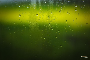 玻璃雨水.jpg