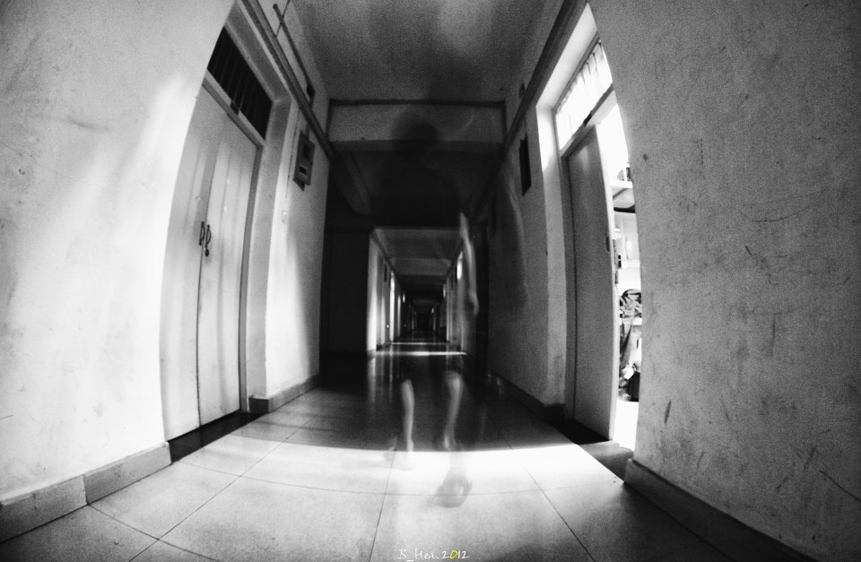 幽怨的我 br /> 行走在这条走廊上 感觉回到了某个二次元的瞬间