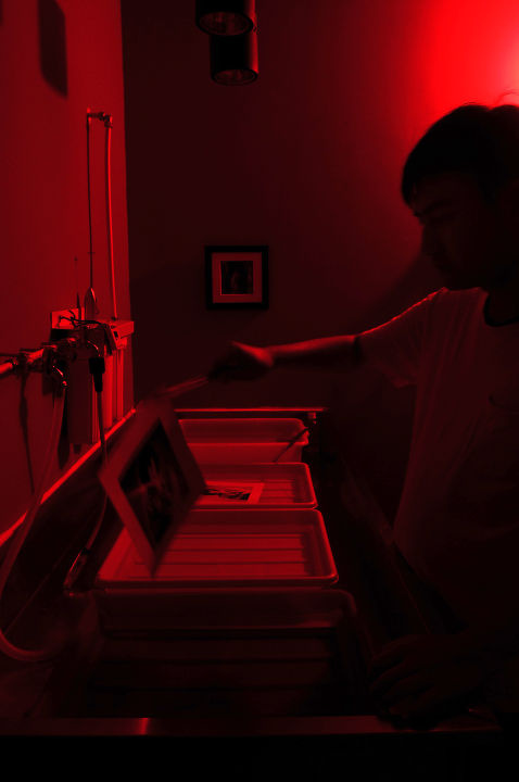 显影结束，沥干药液<br />
