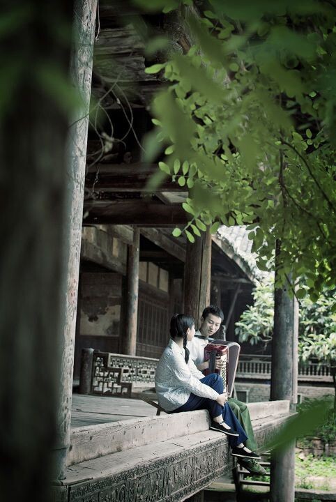 爱很简单<br />
在那个年代 坐在戏台上 拉着风琴 哼着小曲 唱唱情歌 那时候的爱 很简单