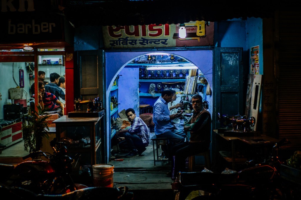 夜幕降临后，坐落在新德里街头的一家补鞋店。