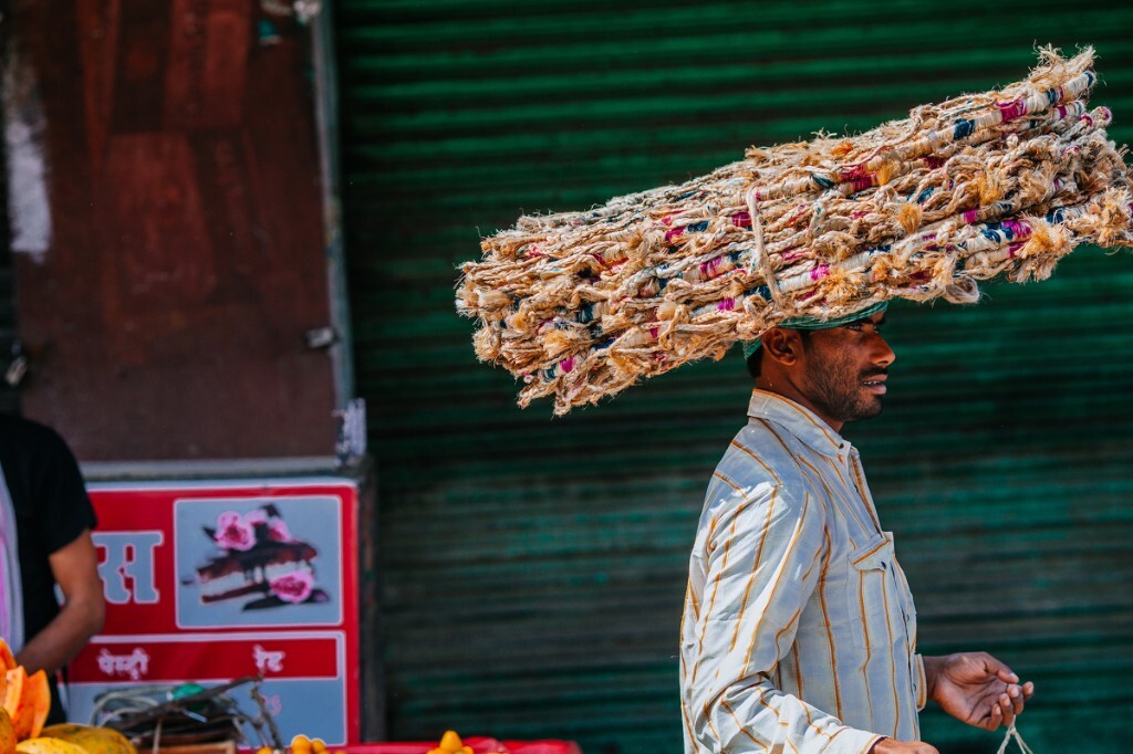 拉贾斯坦邦传统头顶货物的一种方式，在这里司空见惯，一位路人与我擦肩而过。