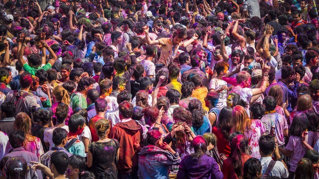 印度教徒一年一次的洒红节，已经流传了千百年，人们在这天，会带着不同的彩粉与颜料，到街上来狂欢。不时都会听到耳边响起一句：happy holi