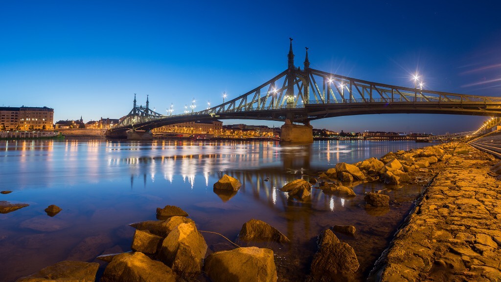 二战时期修建的着一座纯钢架结构的链子桥，现在已经成了布达佩斯的标志。
