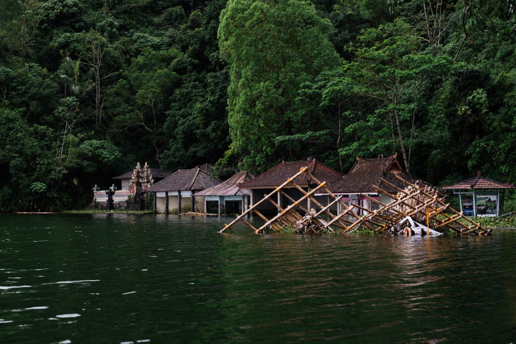 turnyan位于阿贡火山口内，由于长期的雨水堆积，火山口演变为一口深水湖，乘坐当地人的独木舟可到达这里