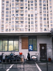 208122