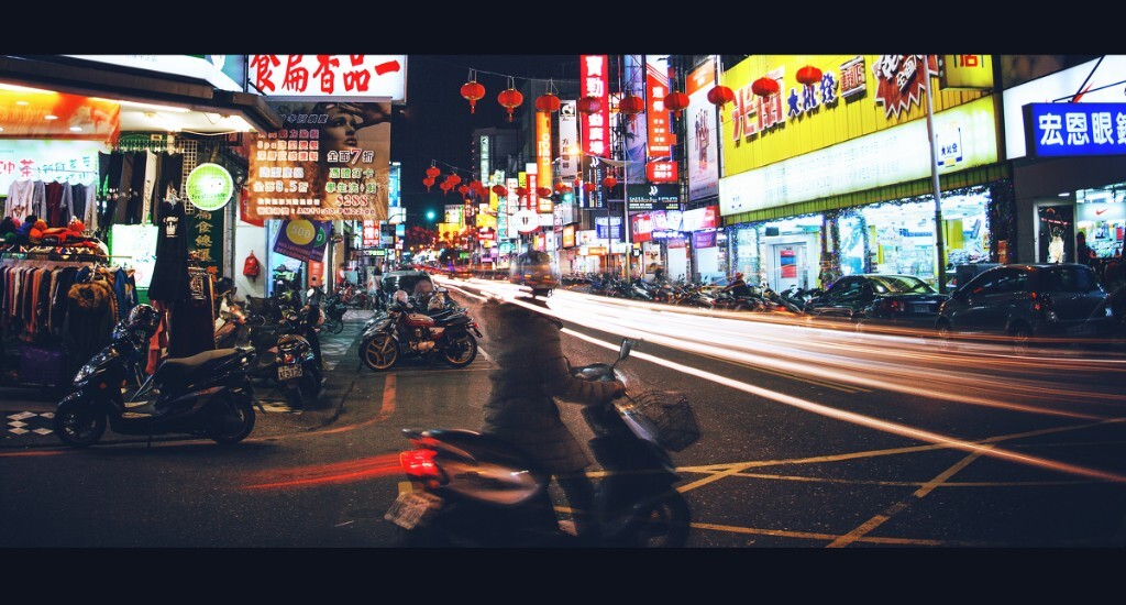 加了一个黑边感觉更有感觉,本来想加字幕的,突然感觉词穷就算了。第一次尝试修电影感的夜景,感觉还不错。(台湾夜市)