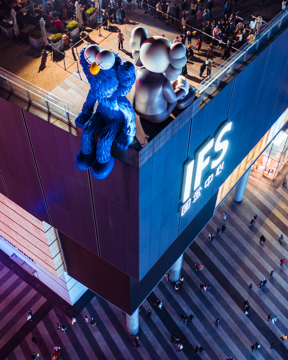 长沙人气最高的网红打卡地-ifs kaws大公仔 . . . 什么是kaws?