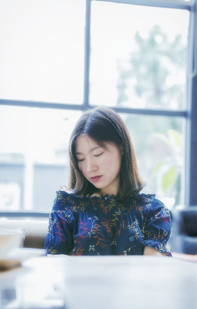 拍摄于小通巷的一家青年旅店里，属于年轻人的天地。林立的城市在暴晒之下偏安一隅，成都的悠闲在这里一览无余。