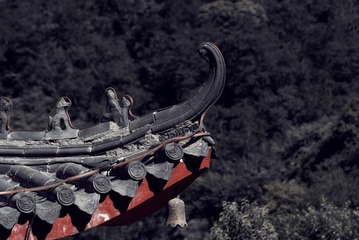490702