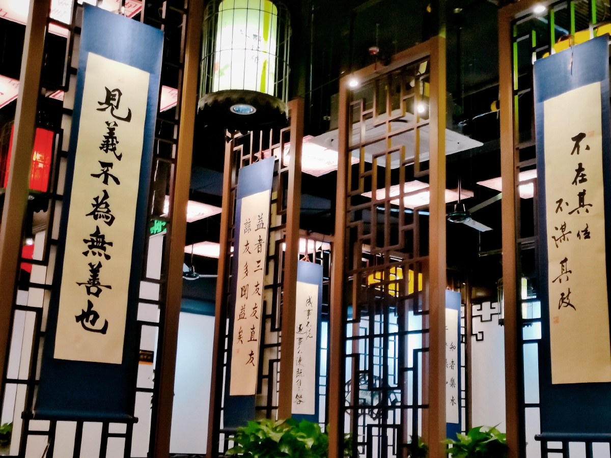 广东人平时最大的消遣就是去茶楼饮茶特别是节假日更是每家茶楼都人山