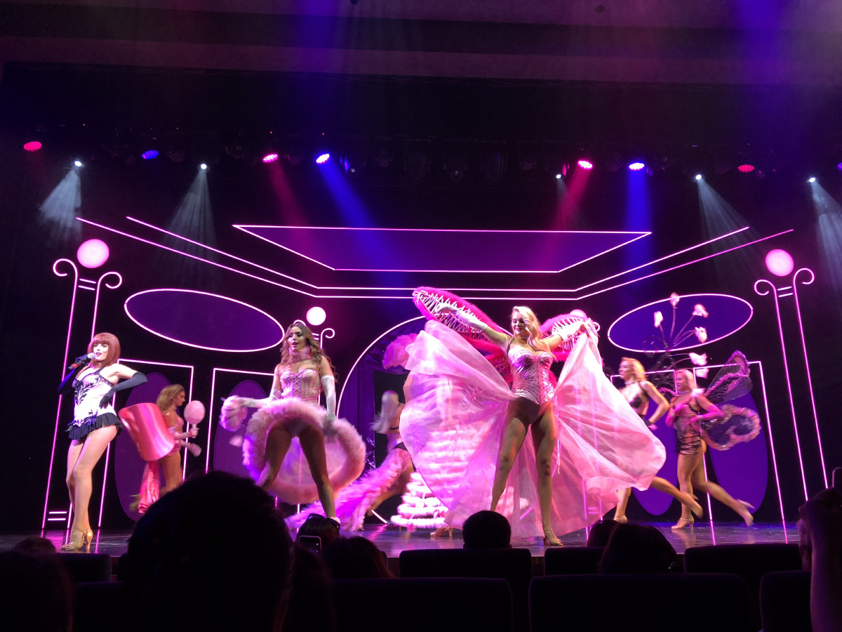 拍摄于游轮上的演出活动舞台表演抓拍