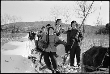 女知青伐木归来  李振盛摄于1976年2月16日 黑龙江省亚布力林业局虎峰山林场