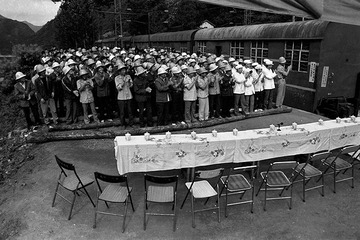 072-等待领导1992年宝成铁路抢险庆功会0751