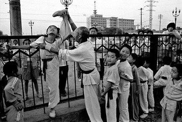 065-西安东城门外的少年武术班0126