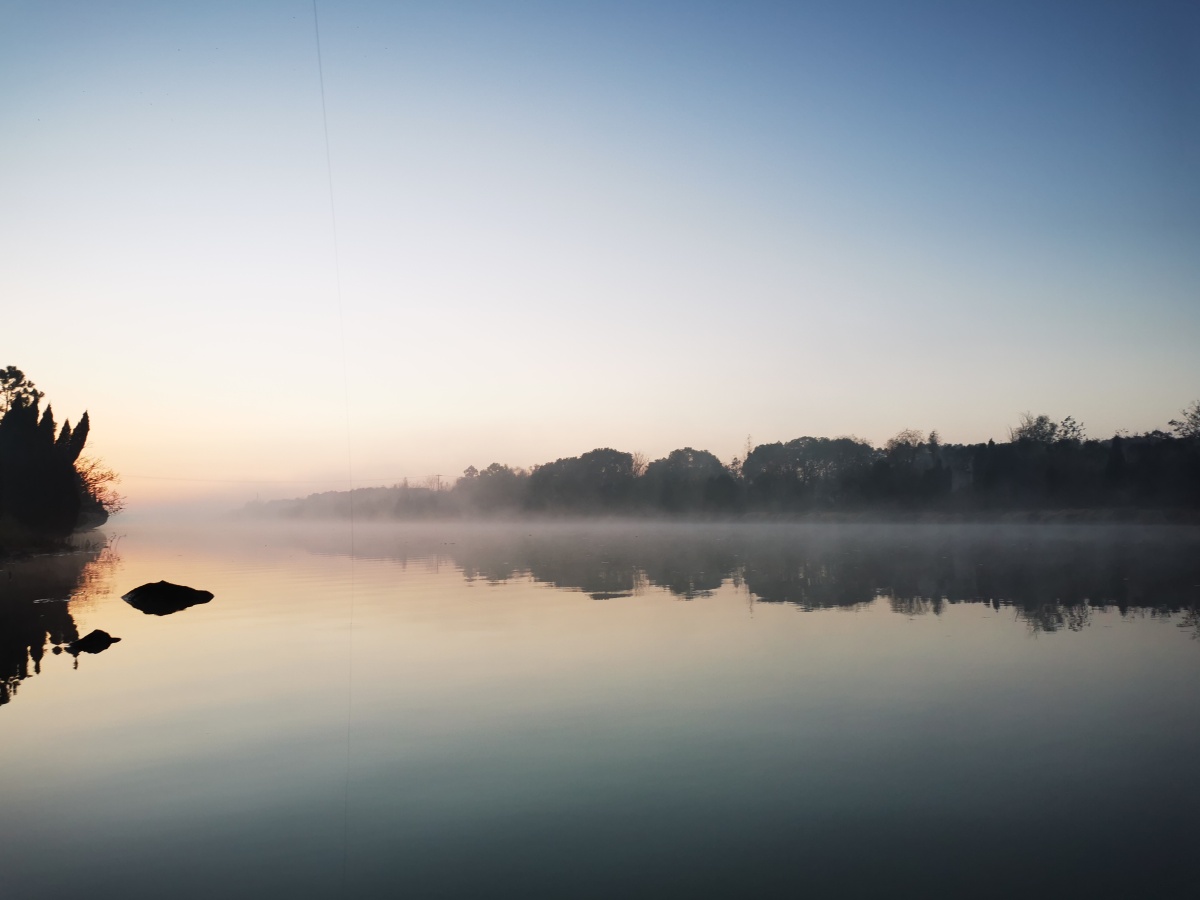 早上日出的河面
