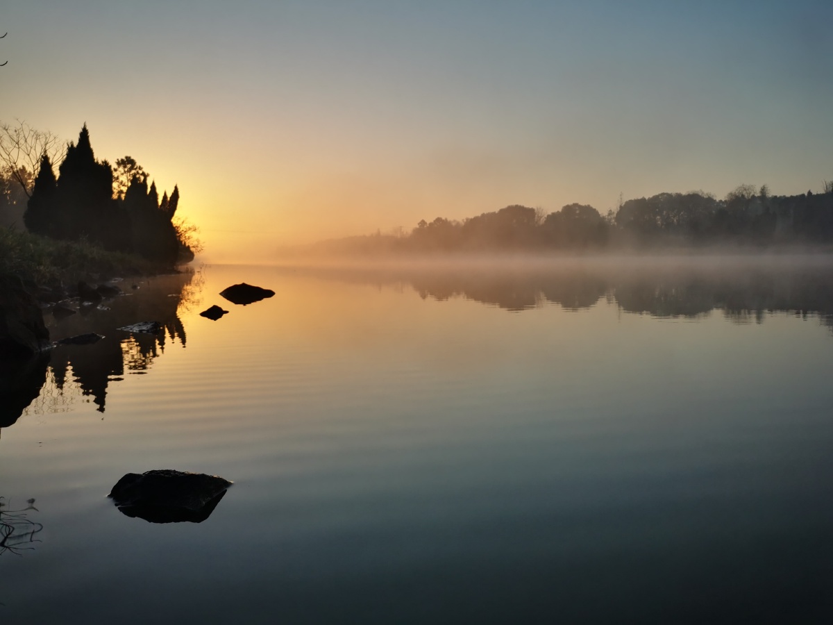 早上日出的河面