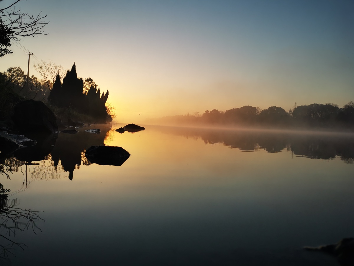 早上日出的河面