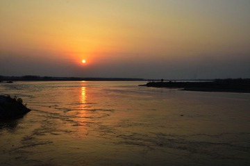 夕阳下的黄河.jpg