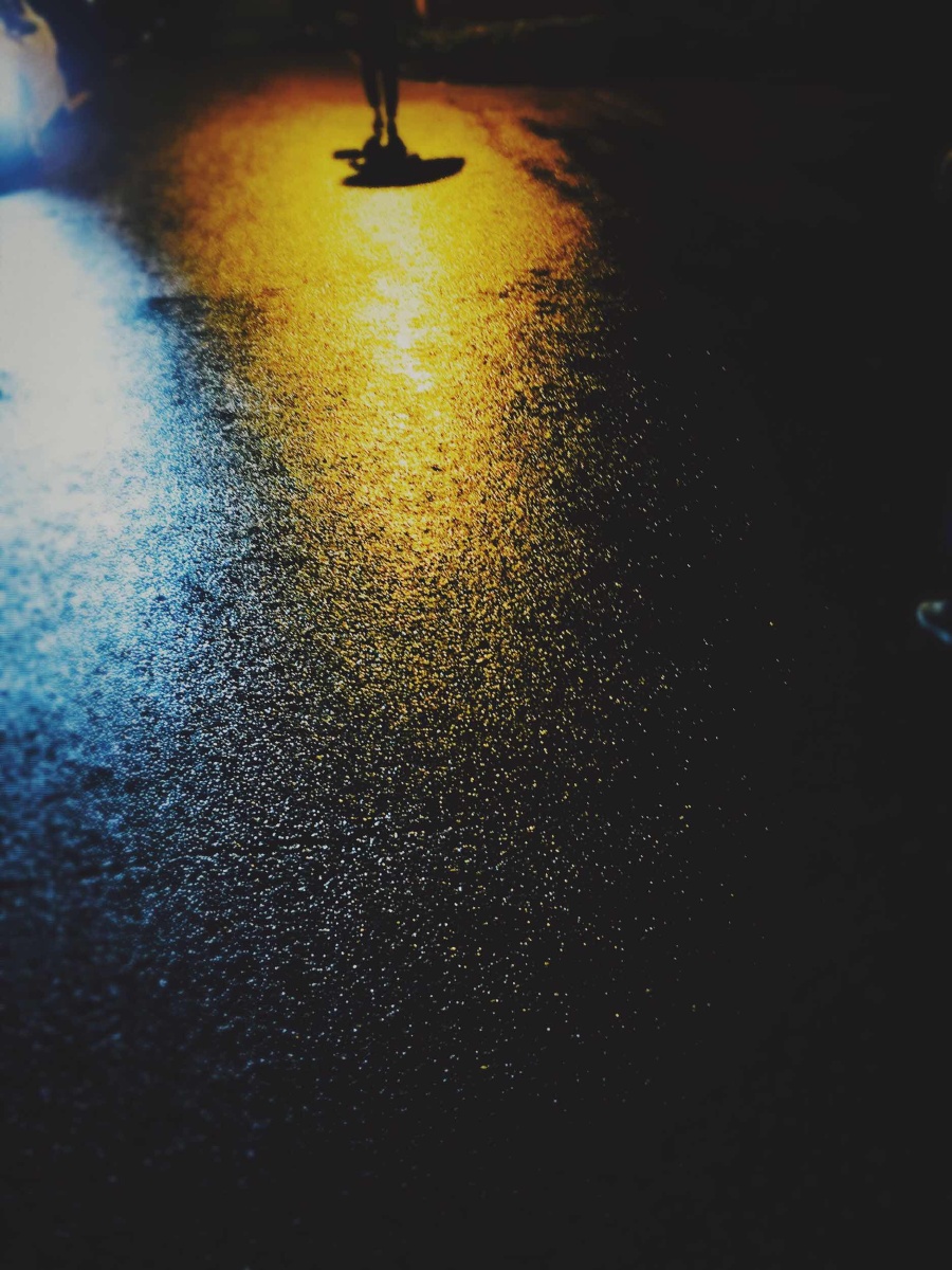 晚上下雨地上的车灯和影子20170909