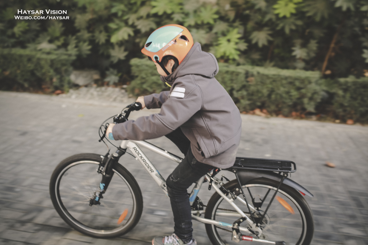 日系少年骑行古北